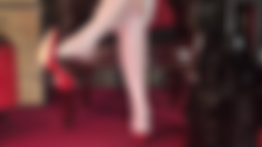 Maîtresse dévoile ses couches brillantes de collants et de bas jusqu'à la dernière paire de bas bronzés extra brillants montrant ses pieds sexy.
