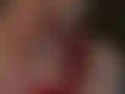 Je taquine ta bite d'esclave avec des gants en latex humides et glissants et de la broche.