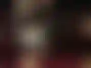 Pieds en nylon sexy dans des escarpins à plateforme, gants en latex taquinant la voûte plantaire. N'aimerais-tu pas simplement te glisser entre tes pieds et tes chaussures ?