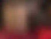 Sexy, lente et sensuelle, c'est la façon dont ta déesse taquine, vêtue de lingerie en dentelle, avec ses merveilleuses longues jambes en collants et mules en cuir sexy.