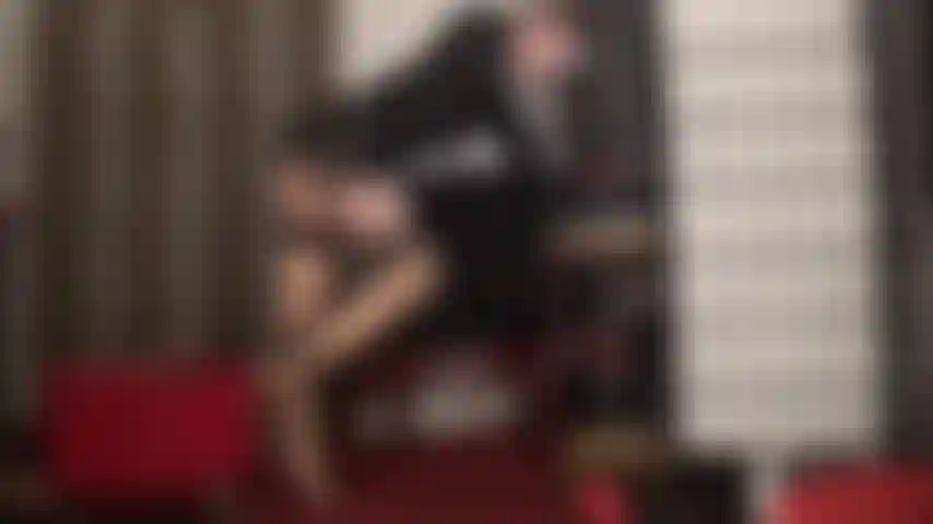 Une allumeuse lente et sensuelle avec des jambes et des pieds - des bas nude super brillants, une ceinture porte-jarretelles, des diapositives rouges et des orteils magiques qui drainent vos couilles.