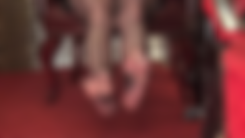 Des pieds sexy en nylon dans des collants noirs à coutures virevoltent tandis que votre déesse des pieds exploite votre fétichisme des pieds.