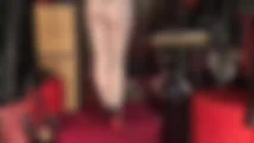 Des jambes et des fesses irrésistibles dans 3 paires de collants brillants avec un string par-dessus.