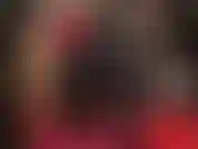 Adoration du corps dans un pantalon en satin brillant et de hautes bottes brillantes, suivies d'une branlette gantée.