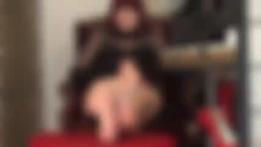 Fétichiste des pieds - déesse aux pieds nus joue avec votre faiblesse pour ses semelles et ses orteils nus parfaits.