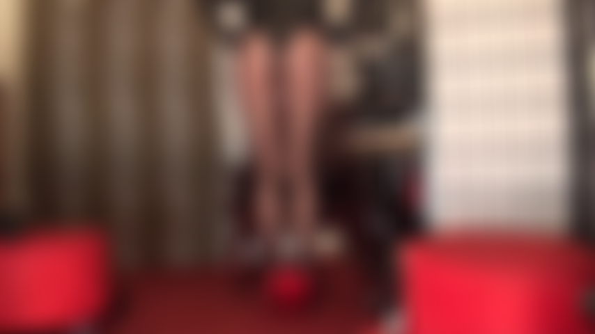 Un cul en collants à adorer. La perfection du nylon est le cul rond de maîtresse vivian en collants noirs.