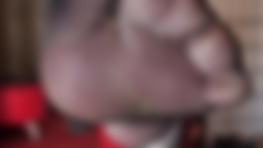 Fétichiste des pieds - gros plan extrême des orteils en nylon de la maîtresse dans des collants noirs super brillants et extra transparents.