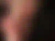 J'admire les merveilleux pieds nus de maîtresse vivian. J'inhale leur parfum enivrant.