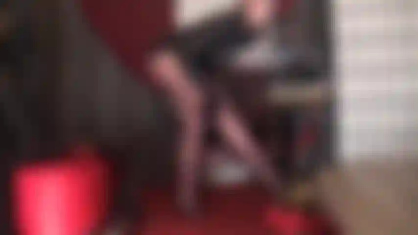 Des jambes si puissantes que vous tombez à genoux avec admiration, suppliant d'être autorisée à les sentir dans des collants brillants marron café doux, jusqu'à un short sexy.