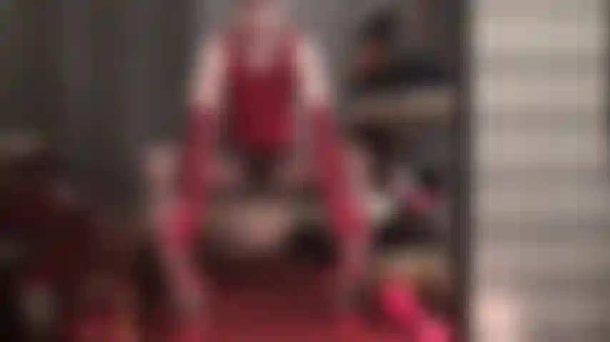 Tu es une amoureuse des collants - ses cuisses, ses merveilleuses longues jambes, son gousset taquin, le joli design à couture arrière des collants, ses fesses voluptueuses... Tout simplement irrésistible !