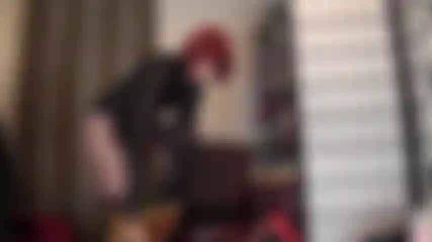 Un short chaud en métal doré et une culotte en satin sur un collant à motifs de jarretelles - la maîtresse a votre bite qui dégouline pour ces sous-vêtements brillants, ces collants sexy et ces gants en cuir.