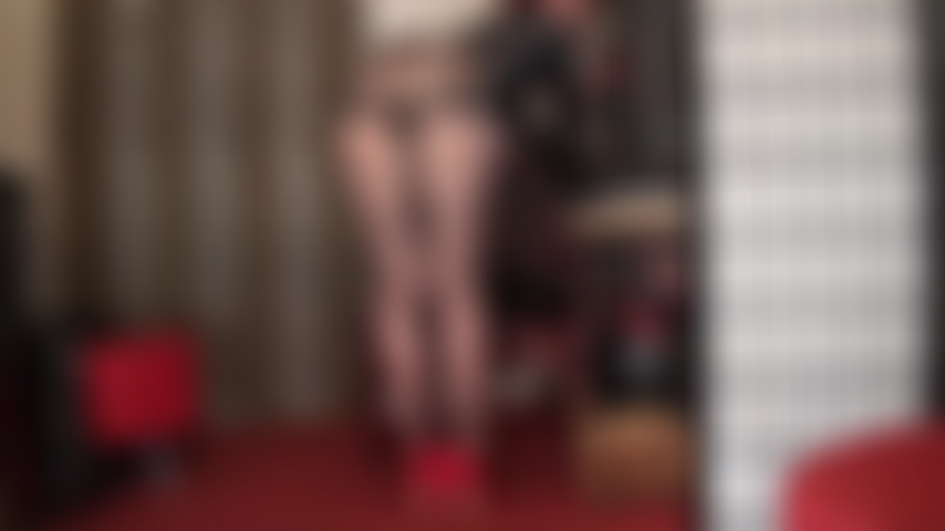 Les collants gainants sont un véritable fétichisme. Les collants ne doivent pas forcément être transparents jusqu'à la taille. Cette magnifique paire est dotée d'un magnifique haut de culotte gainant qui attire le regard sur le cul incroyable de votre maîtresse.