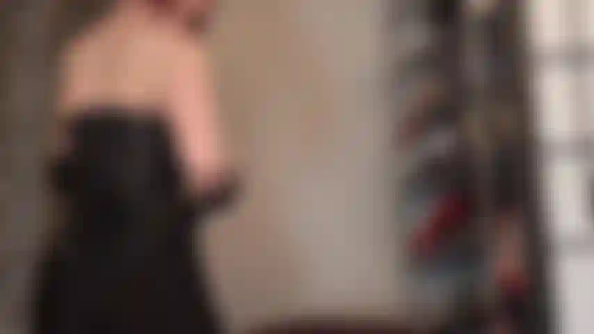 Culte des muscles - une exposition des bras, du dos et des épaules magnifiquement sculptés de la maîtresse vivian dans un corset en cuir.