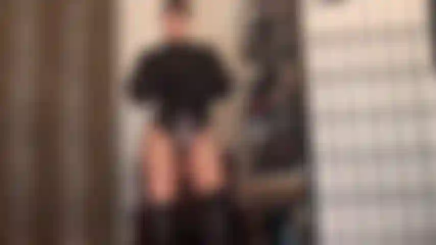 Cheveux courts, tenue séduisante avec de hautes bottes en cuir et des collants nude brillants. Maîtresse vivian caresse sa grosse bite blanche de 23 cm qui vous fait saliver.