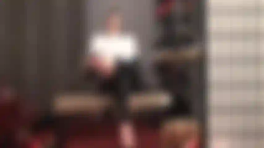 Une déesse brillante qui taquine avec ses pieds nus et ses chaussures. Sa jambe tendue, son talon haut qui pend droit sur ton visage. Lèche sa perfection pieds nus.