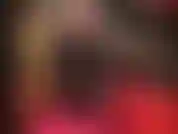 Une maîtresse fétichiste sexy et brillante en bottes à plateforme hautes et collants brillants. Ta déesse utilise tous tes fétiches contre toi. Tu ne peux pas résister à cette tenue incroyable pendant que ta maîtresse te caresse la bite.