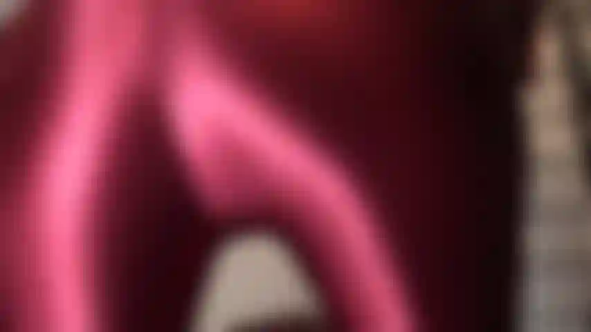 J'adore les pantalons en satin rouge bordeaux - oh, comme tu apprécierais d'être sous ce cul rond parfait, le visage assis dans ce pantalon brillant.