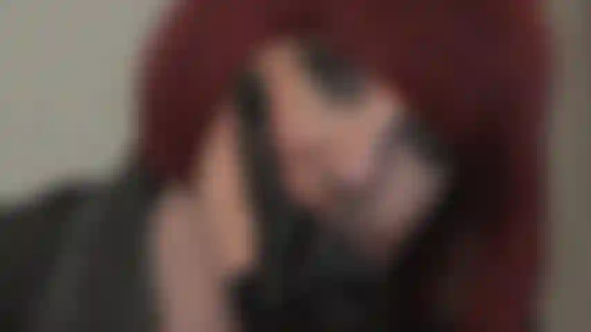 Maîtresse joue avec votre corps et votre esprit soumis, vous nourrissant de salive avec ses gants en cuir, pinçant et mordant vos tétons et remplissant votre bouche de talon de botte et de bbc...