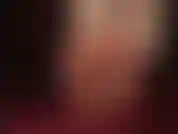 Adoration des pieds nus - la maîtresse montre ses pieds doux, ses arches hautes parfaites, ses semelles ridées et ses orteils mignons.