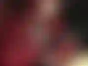 La main sur la bouche avec des gants en cuir.