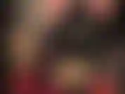 Maîtresse en latex – bas en caoutchouc transparents et sexy et mules à plateformes hautes. Fétichiste du latex et portant des talons hauts.