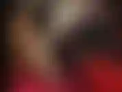 Bois la savoureuse salive de ta déesse du latex, adore son corps parfait en caoutchouc brillant et serré.