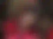 Collants noirs croisés, jambes taquines.