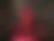 Des leggings rouges chauds et du pvc noir - adorez les fesses rondes sexy et les longues jambes de votre déesse dans un pantalon rouge moulant et des escarpins peeptoe sexy, ainsi qu'une veste en pvc brillant.