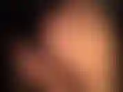 Maîtresse montre ses courbes incroyables dans un body en pvc brillant et des collants dorés brillants.