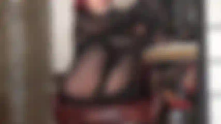 Collant noir brillant à l'huile et capuche en lycra spandex - la maîtresse a ses beaux pieds en nylon relevés.