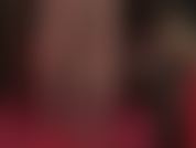 Une vue entre les jambes de collants brillants de la maîtresse, le culte du cul et le changement de tenue pour un teddy de lingerie en maille rouge sexy et étriqué.
