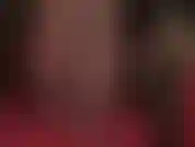 Une vue entre les jambes de collants brillants de la maîtresse, le culte du cul et le changement de tenue pour un teddy de lingerie en maille rouge sexy et étriqué.