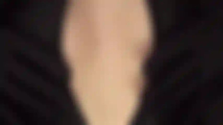 Des seins et des tétons tentants taquinent - cette combinaison a la fermeture éclair la plus sexy...