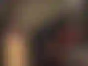 Couches de latex - entièrement enveloppée de latex avec combinaison, gants et capuche, maîtresse vivian ajoute une courte jupe en caoutchouc noir.