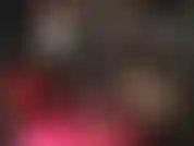 Maîtresse vivian taquine le soumis amoureux des pieds avec de longues jambes en leggings wetlook, des pieds en collants et des ongles de pieds peints en rouge.