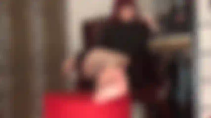 Tu es accro à mes pieds nus et à mon cul.