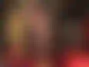 Jambes et pieds en collants marron brillants et escarpins à bout ouvert jaune fluo. Fétichiste des pieds et adepte des talons hauts.