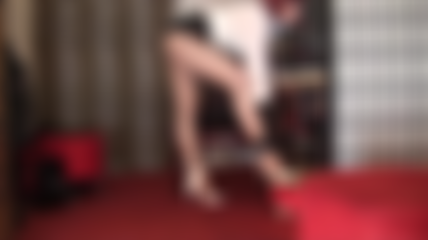 Maîtresse coche toutes vos cases avec ces collants brillants et ces shorts en lycra.