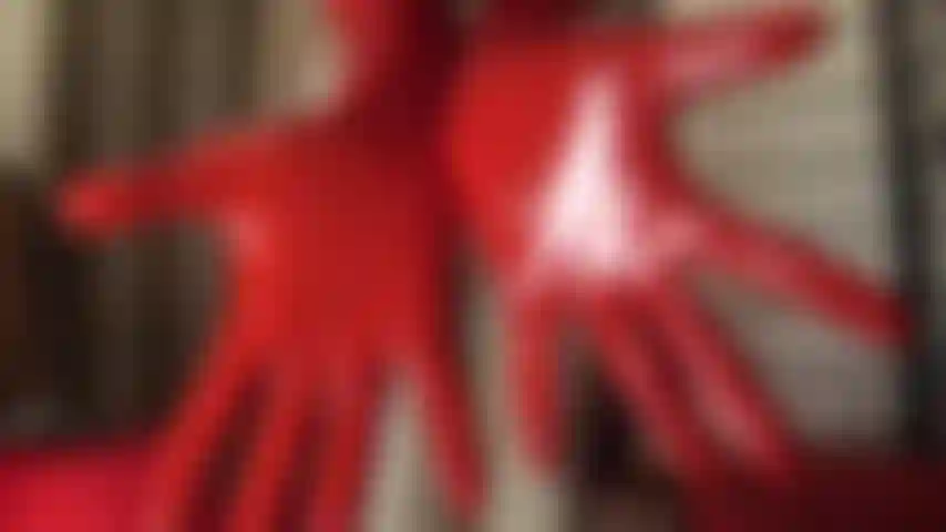 Fétichiste du caoutchouc - la maîtresse vivian s'habille en latex moulant, jupe courte sur bas brillant, gants et capuche intégrale en caoutchouc.