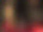 Un manteau en cuir noir chaud et un long manteau en fourrure.