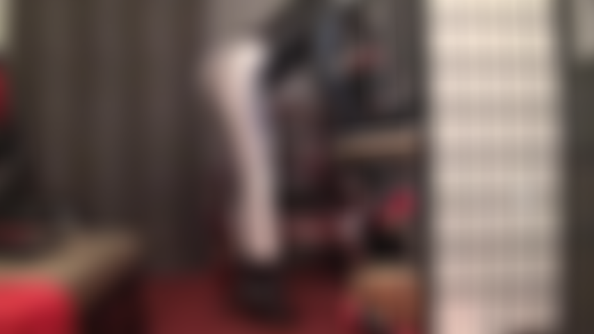 Cette tenue fétichiste vous fera saliver : collants en spandex argentés brillants et body string en pvc, associés à des bottines noires brillantes. Les fesses et les jambes de maîtresse méritent toute votre attention.