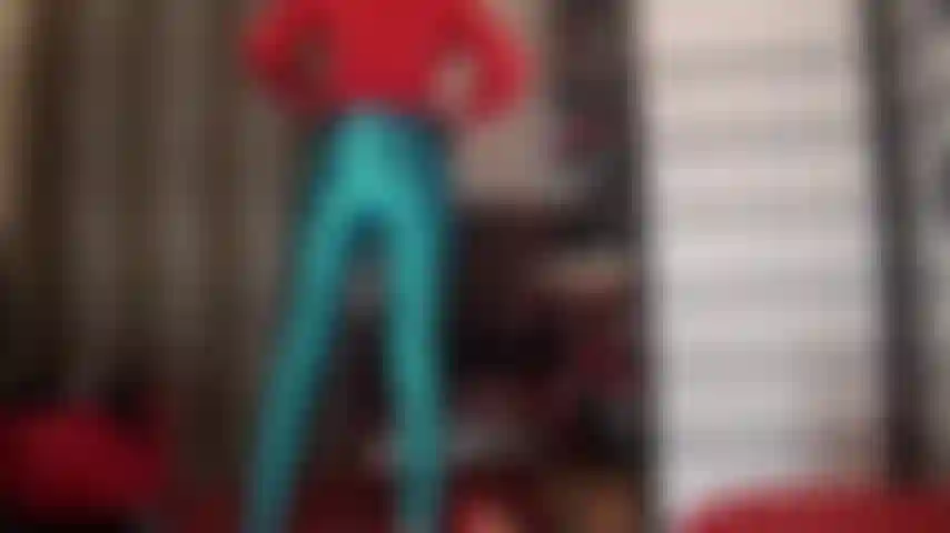 Dominée par une maîtresse entièrement vêtue de satin – de la tête aux pieds, vêtue d'un pantalon, d'un chemisier, de gants et de bottes en satin brillant. Ma maîtresse te séduit avec son élégant satin avant de commencer à baiser ton petit trou du cul serré avec une bite noire de 20 cm.