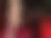 Jambes croisées dans des talons aiguilles sexy et des bas nylon vintage, et ta bite d'esclave dure coincée entre les deux...