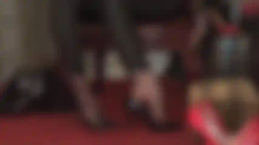 Talons aiguilles hauts et adoration des pieds - les orteils pointus, les arches hautes et les chaussures sexy sont votre addiction.