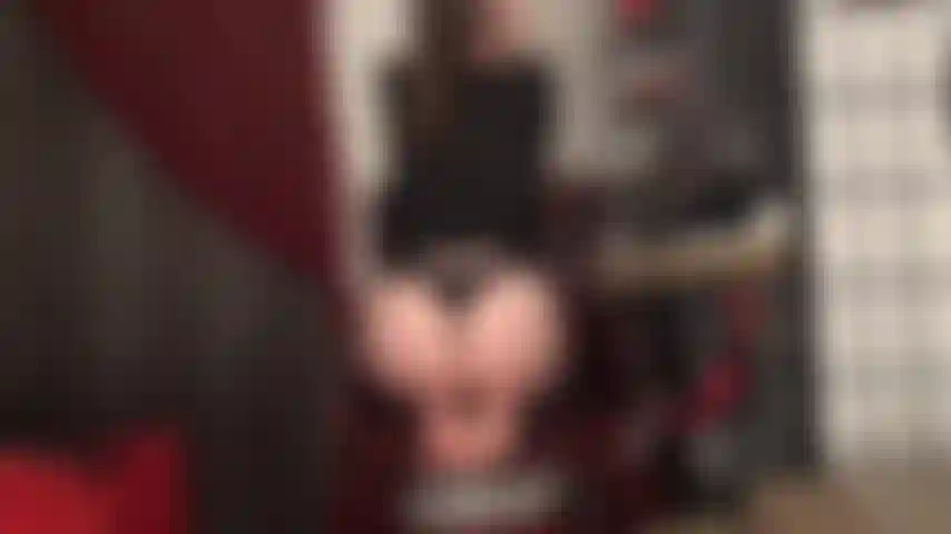 J'adore la perfection qu'est le cul nu et les pieds de maîtresse vivian.