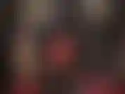 Maîtresse a une belle grosse bite à traire directement dans ta bouche, avec son cul vêtu de latex abaissé sur ton visage.