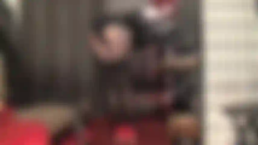 Maîtresse caresse doucement votre bite d'esclave avec de longs gants en cuir pendant qu'elle taquine avec ses couches de bas porte-jarretelles noirs sur des collants et des shorts chauds.