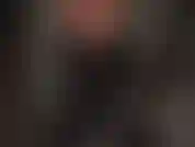 Chemisier en latex noir - la maîtresse ajoute une autre couche à sa tenue en caoutchouc sexy.