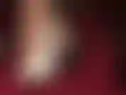 Portant des escarpins de différentes couleurs pour taquiner les pieds et les talons soumis.