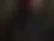 Fétichiste des gants - vêtue de vinyle noir brillant, la maîtresse porte des gants en cuir noir jusqu'aux épaules.